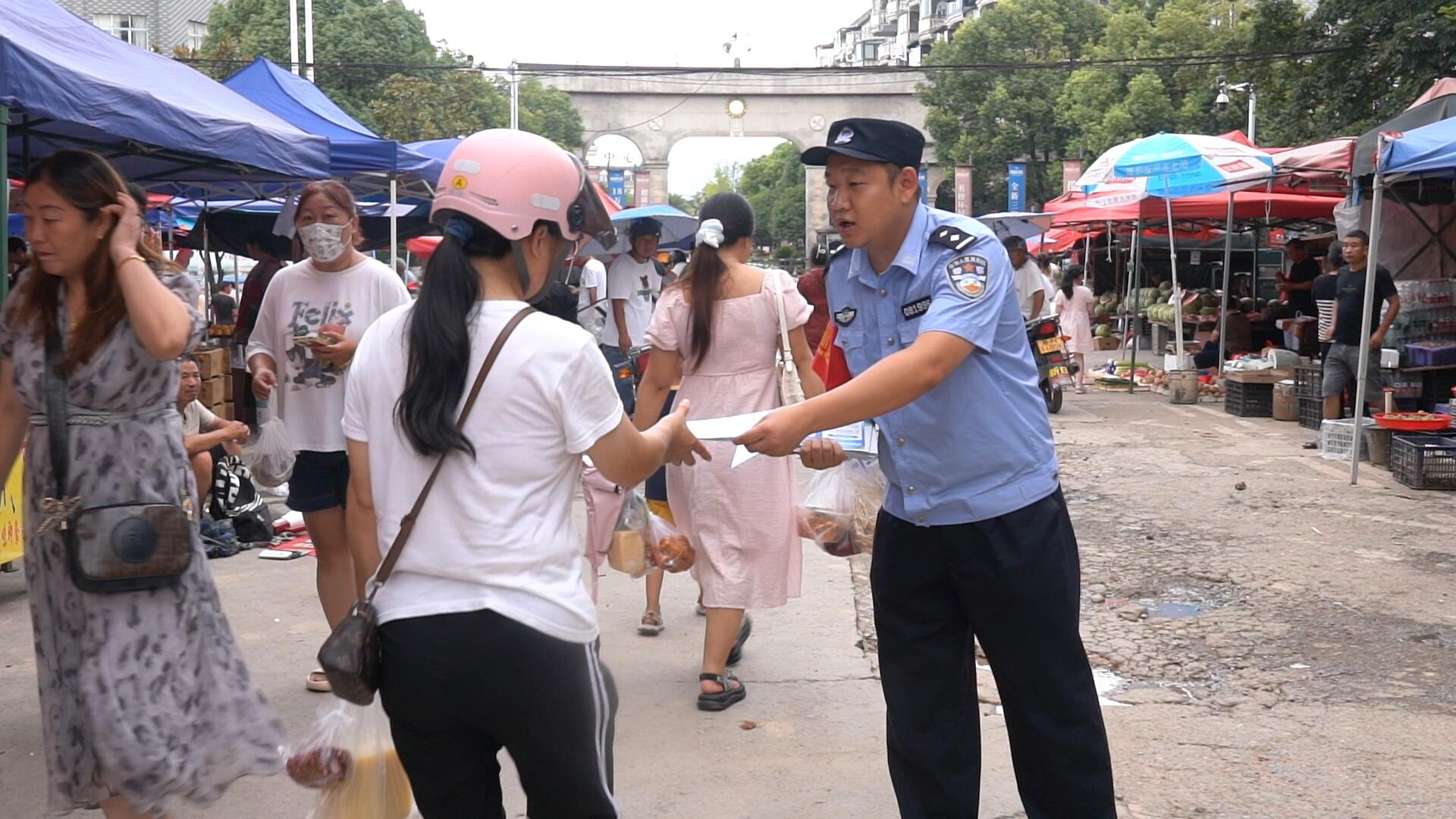 中方公安：反诈宣传“赶大集” 民警护航“烟火气”