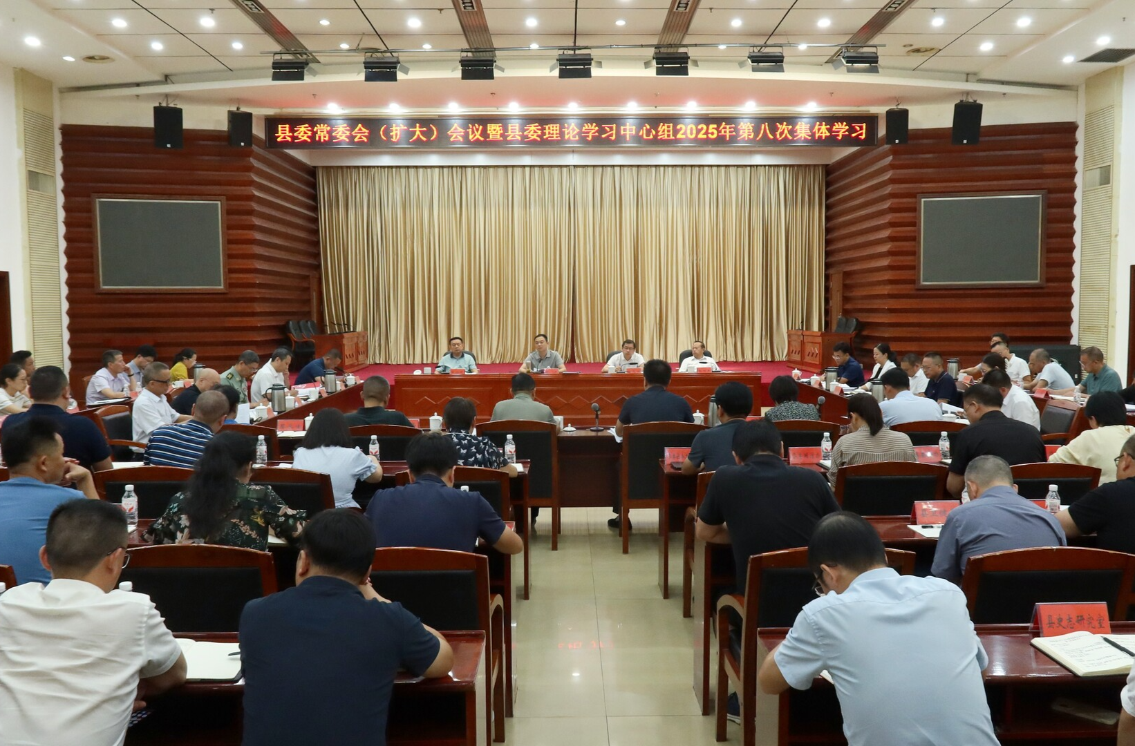 胡杰主持召开县委常委会（扩大）会议暨县委理论学习中心组2025年第八次集体学习