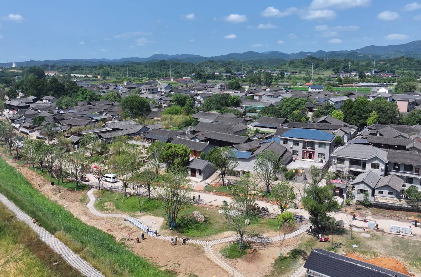 视频｜荆坪，焕新正当时·日夜施工 50名工人抢抓工期 荆坪古村迎宾路即将完工