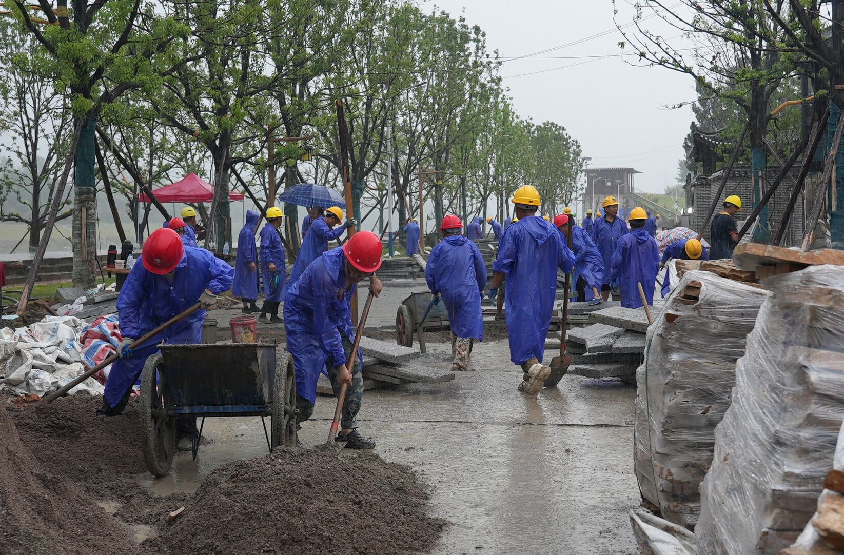 视频·荆坪，焕新正当时|雨中攻坚！荆坪古村迎宾路石板铺装工程冲刺收尾