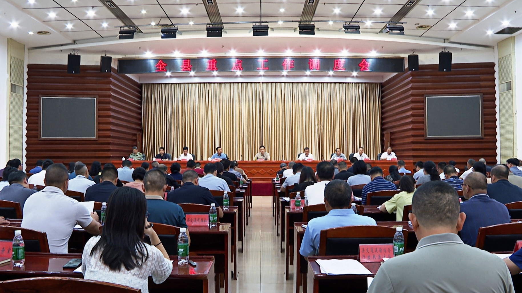 胡杰主持召开全县重点工作调度会