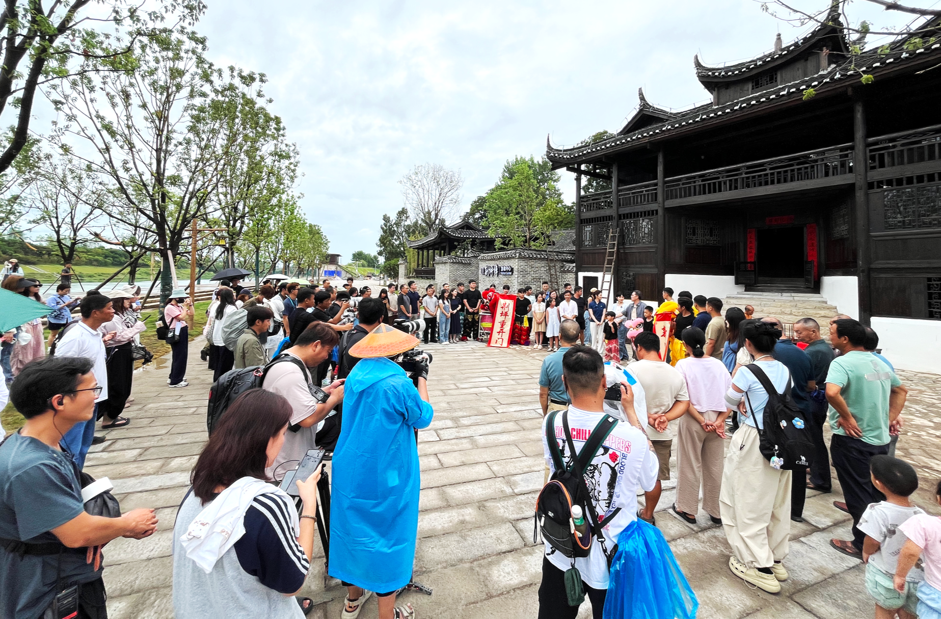 央视一套《山水间的家》栏目走进中方县荆坪村