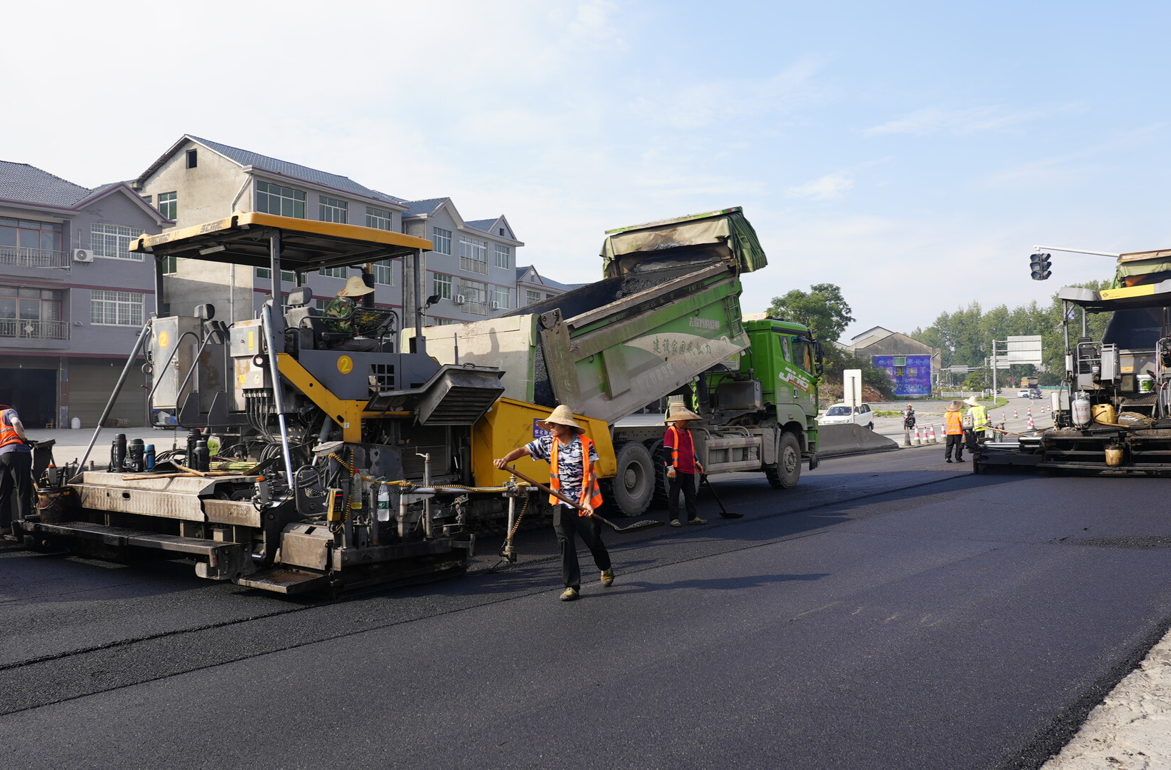 中方县：战高温抢进度 公路建设跑出“加速度”