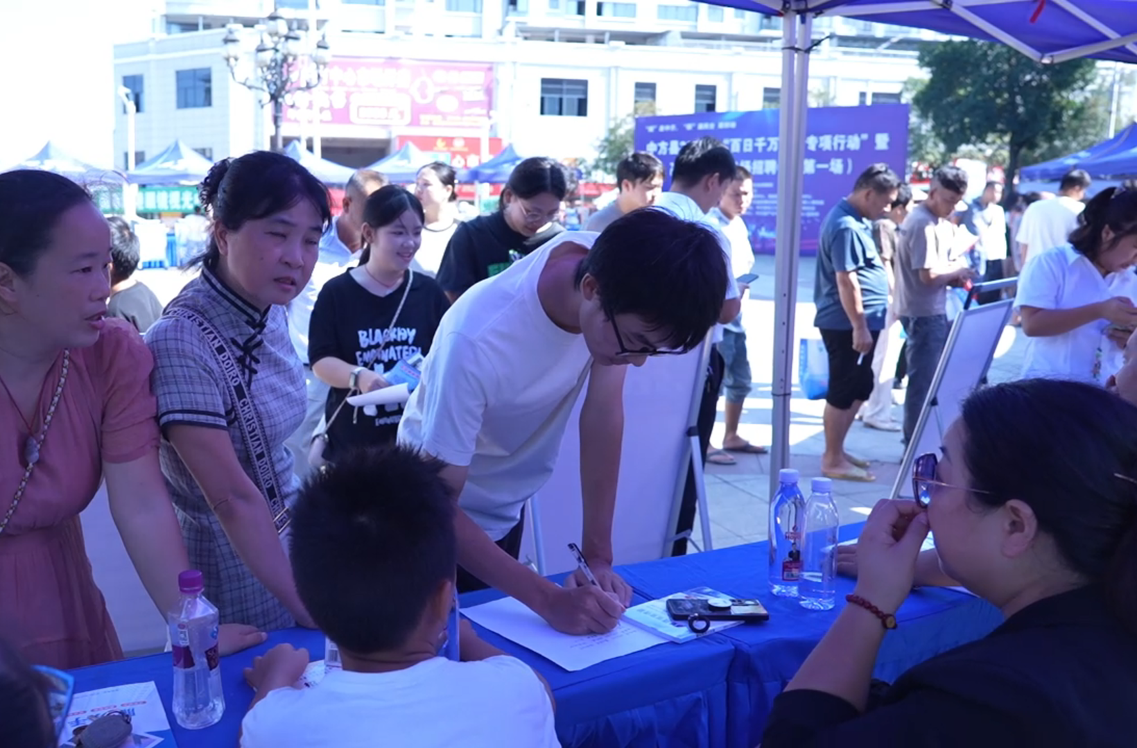 中方縣首場(chǎng)高校畢業(yè)生招聘會(huì)成功舉辦 41家企業(yè)提供崗位1700個(gè)