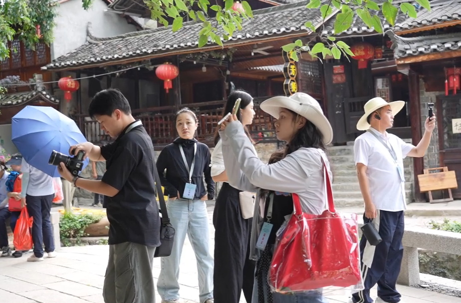 省委宣傳部組織媒體采訪團(tuán)走進(jìn)中方縣荊坪古村 為湖南旅發(fā)大會預(yù)熱
