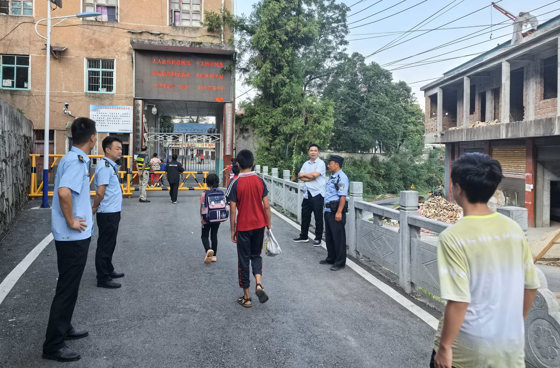 开学第一岗！中方县铁坡镇赶集日护学值守暖民心