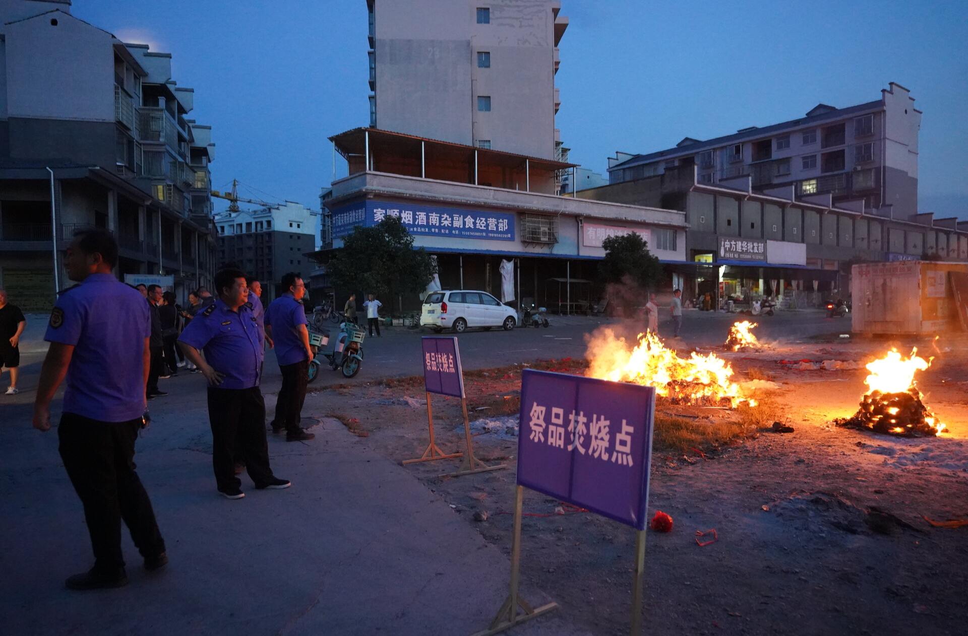 中方縣城管執(zhí)法局：專項(xiàng)執(zhí)勤護(hù)航中元節(jié) 文明祭祀樹新風(fēng)