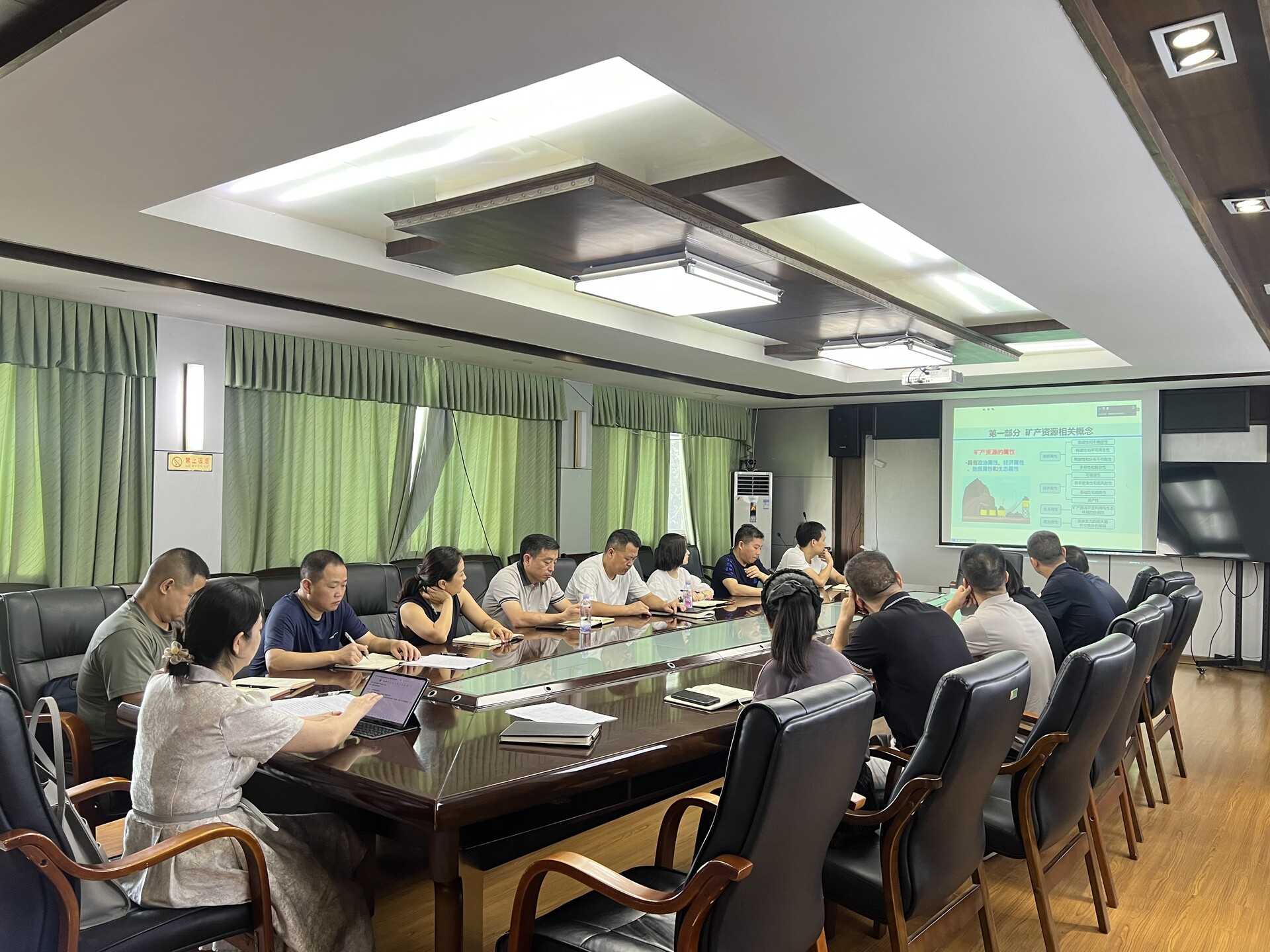 中方縣自然資源局集中收看“自然資源法治大講堂——處長(zhǎng)說法”第一期活動(dòng)