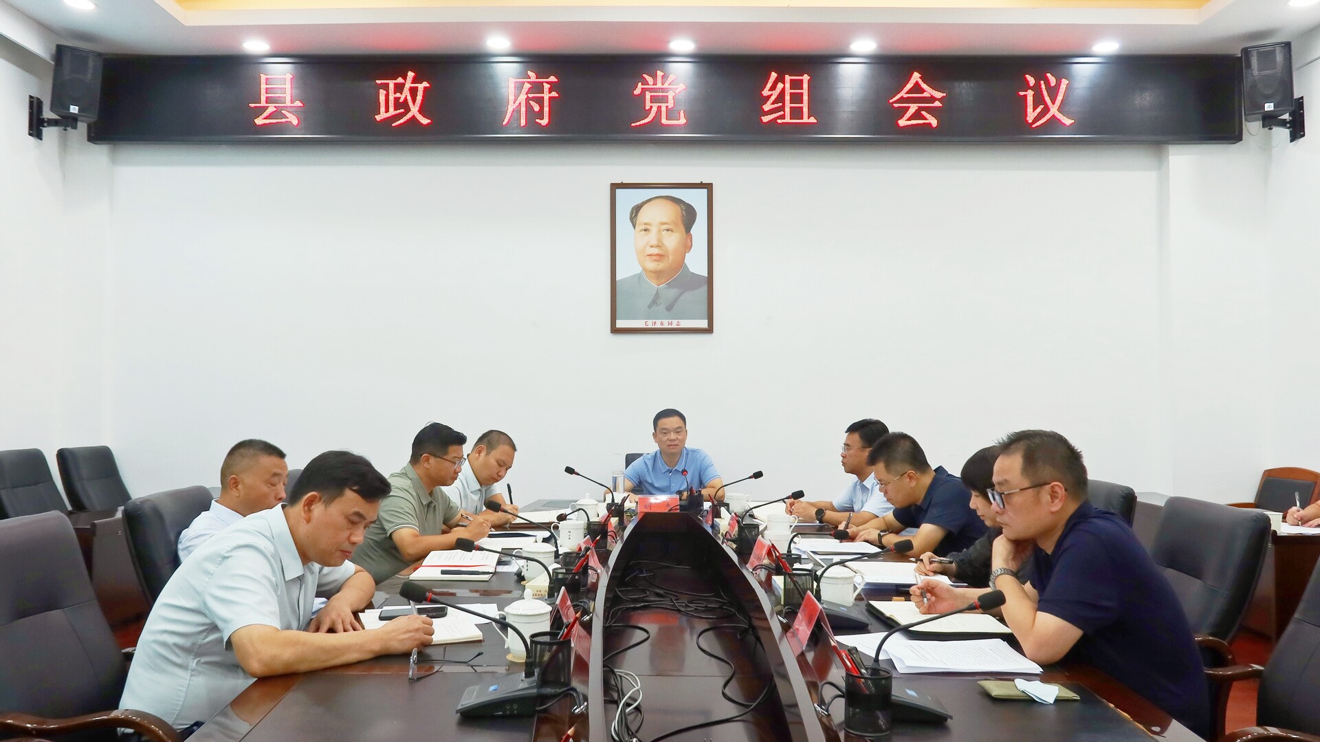 胡杰主持召开县政府党组会议暨深入贯彻中央八项规定精神学习教育总结会议