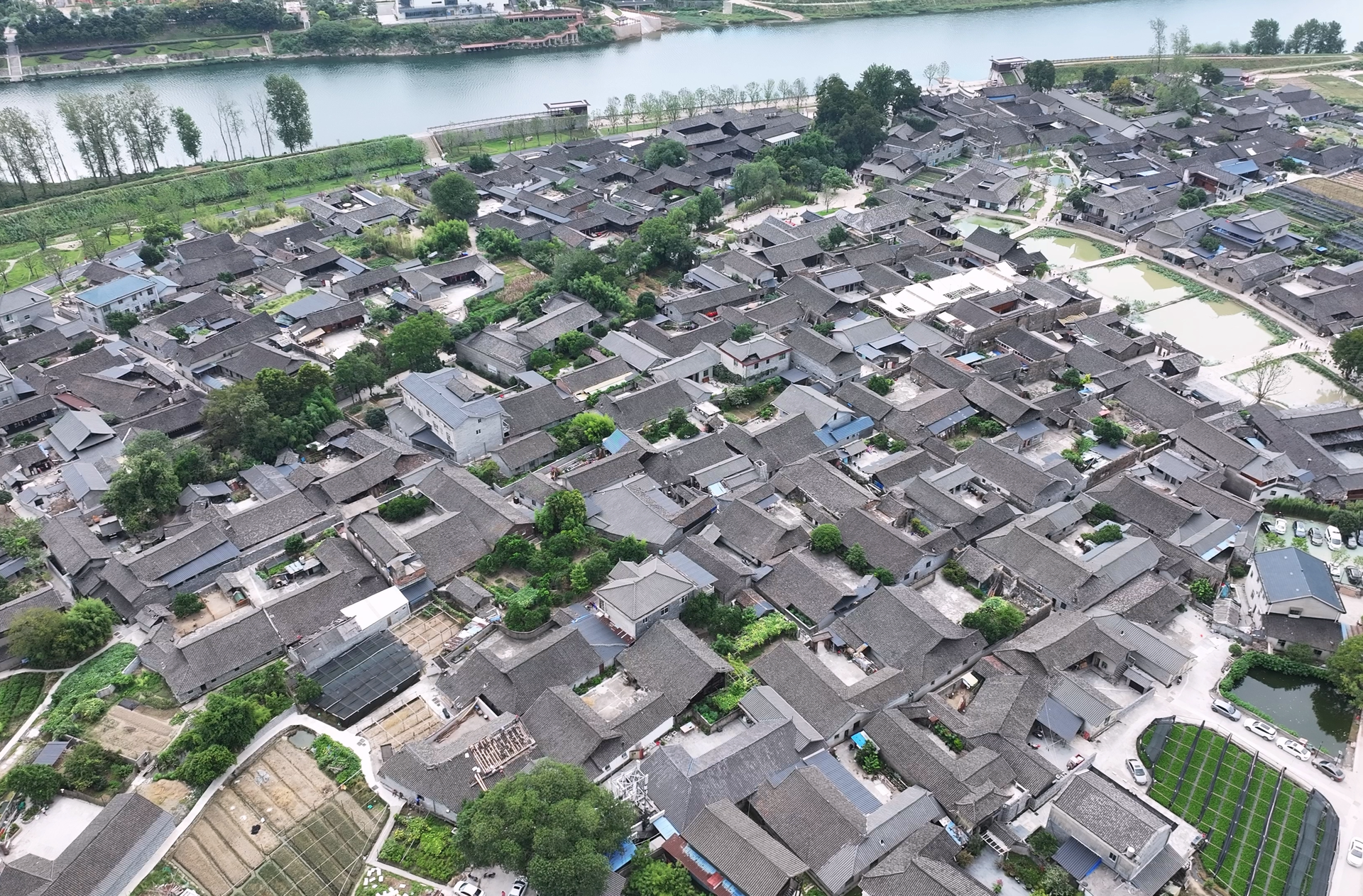 旅发大会东风劲 青砖黛瓦织新脉——中方县荆坪古村新业态解锁文旅体验“新密码”