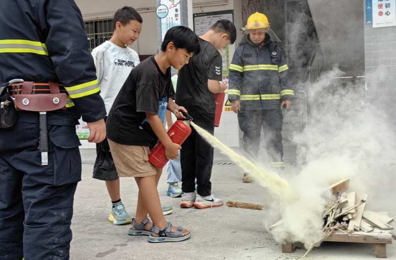消防安全践于行，平安校园筑于心——泸阳镇开展秋季校园消防安全教育活动