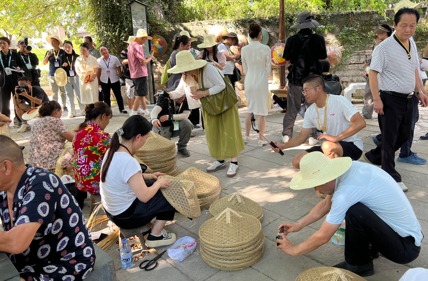 出席第五届湖南旅发大会的媒体、旅行商及旅游平台运营商嘉宾走进中方县荆坪古村