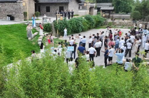 出席第五届湖南旅发大会的嘉宾到中方县荆坪古村观摩