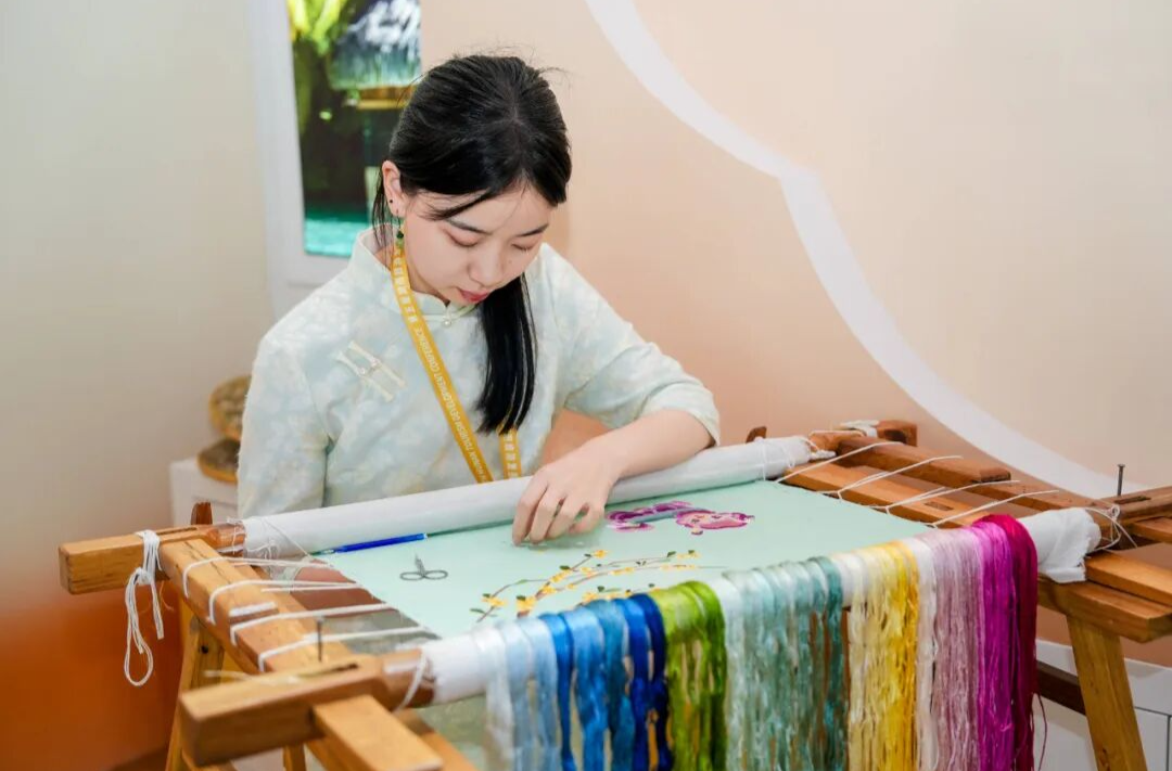 风动五溪万象新