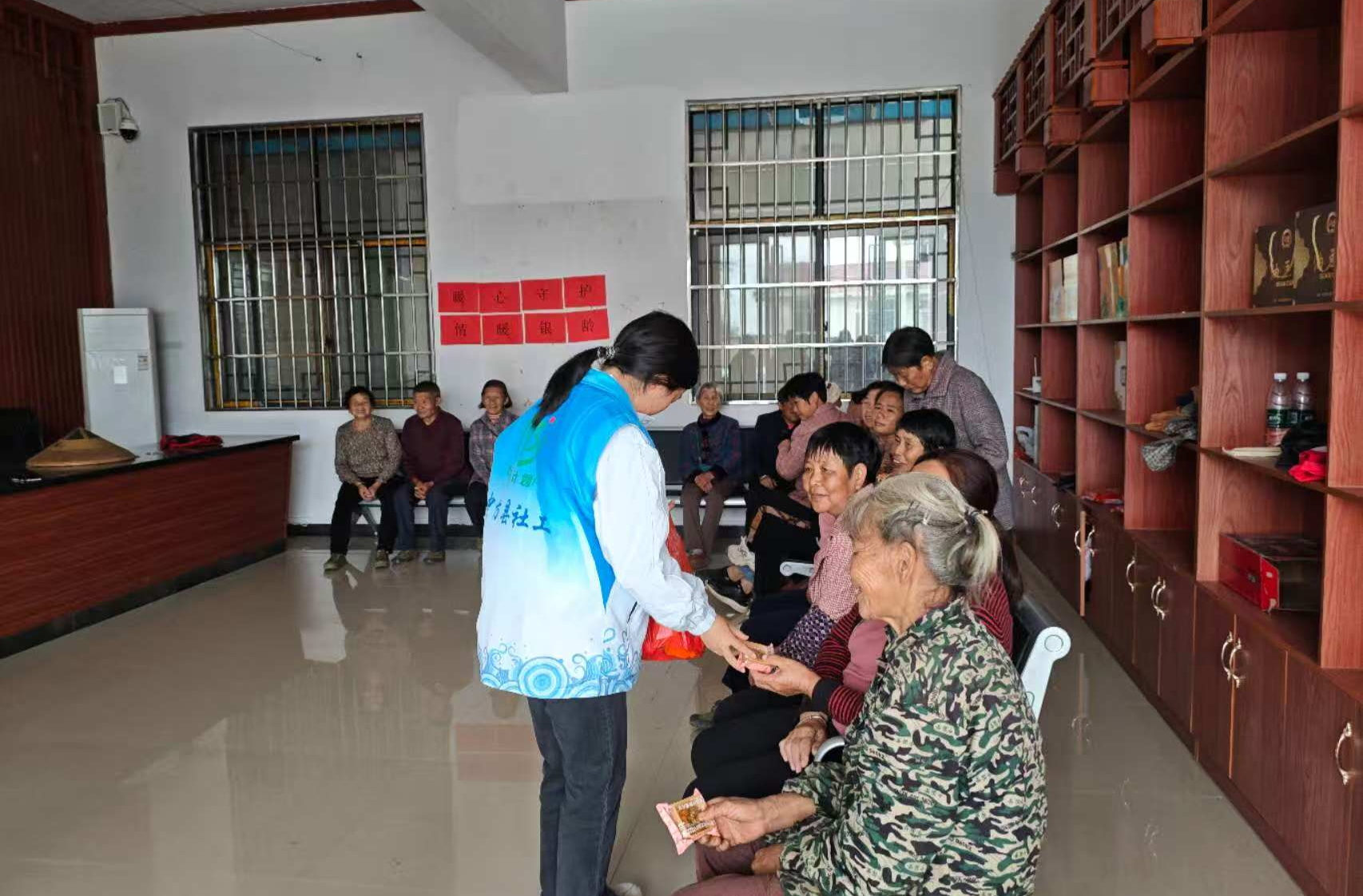 中方县铁坡镇民政社工站开展“暖心守护，情暖银龄”老人关爱活动