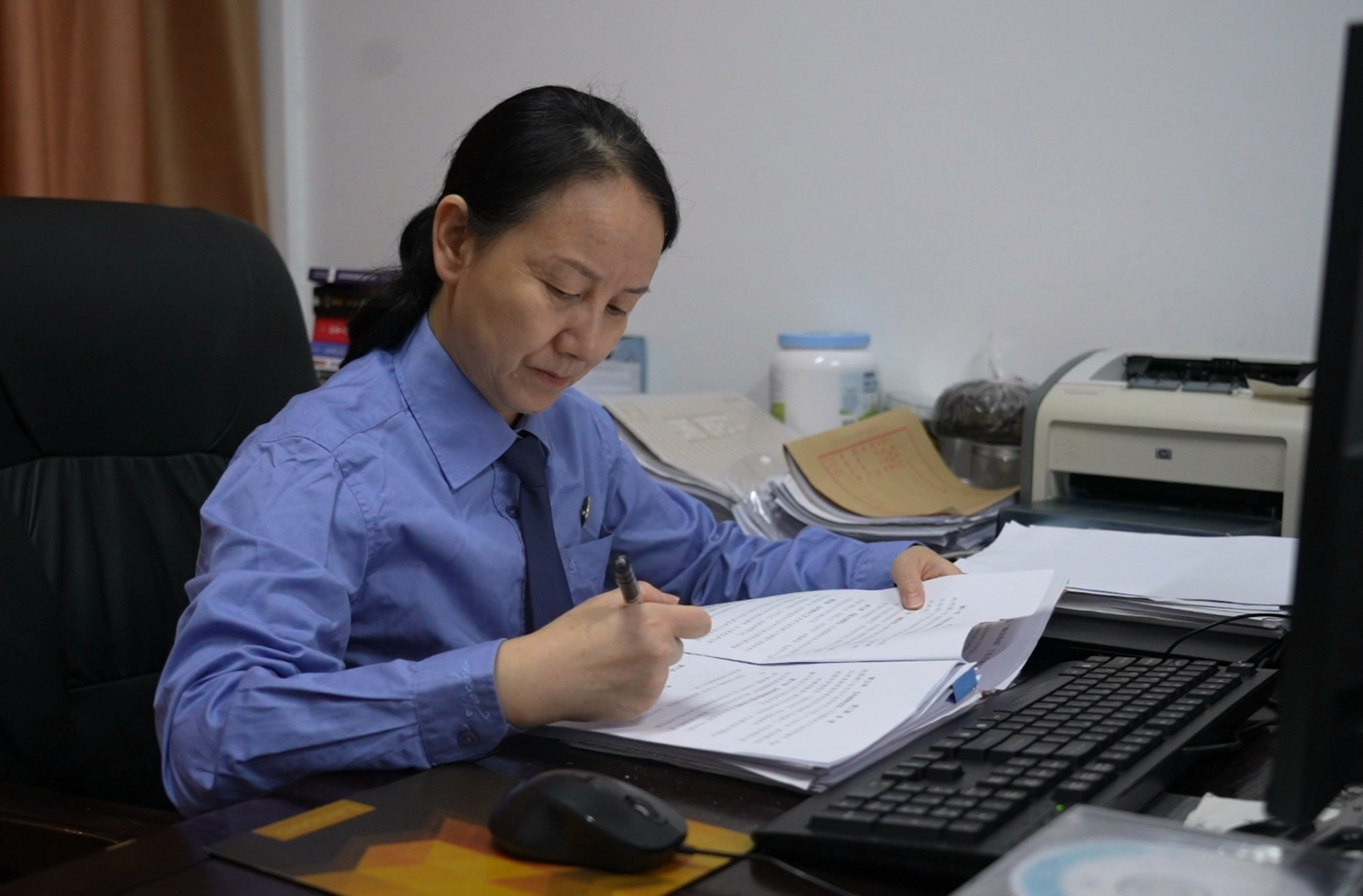 学习身边榜样|冯潭：从检30载守初心 公正执法护正义