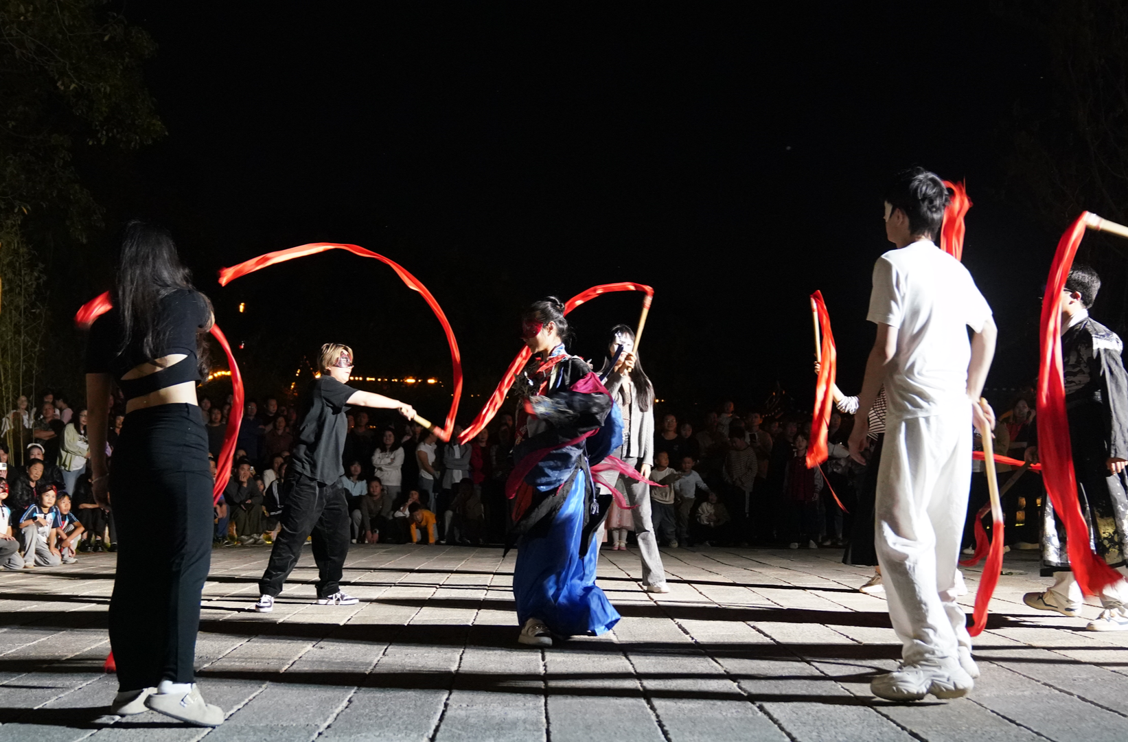 荆坪古村假面舞会启幕 古今碰撞焕活秘境之夜