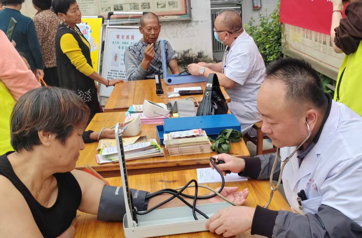 中方县泸阳镇民政社工站开展公益日主题活动