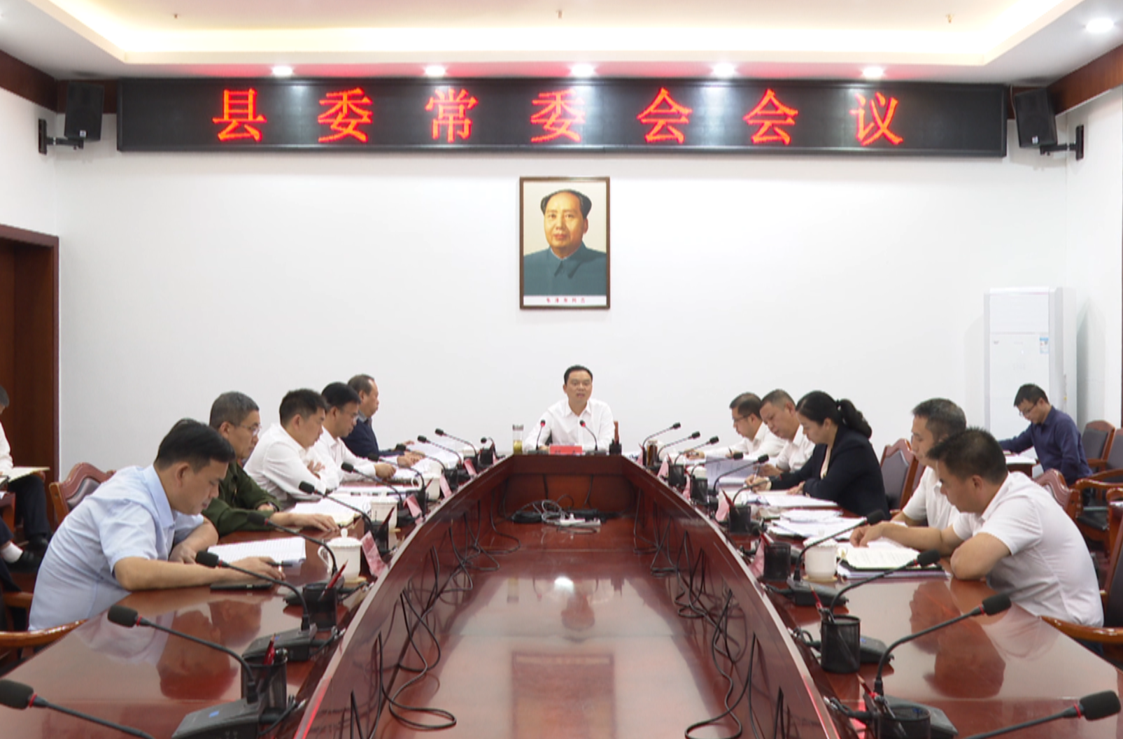 胡杰主持召开县委常委会会议