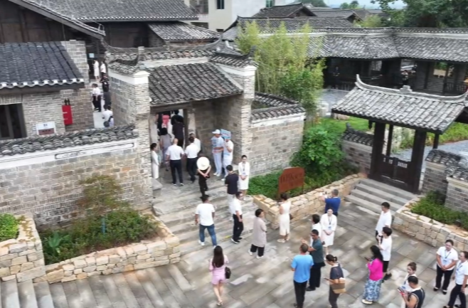 惠旅宠客看中方|荆坪古村：志愿服务“不打烊”  温情守护迎“双节”