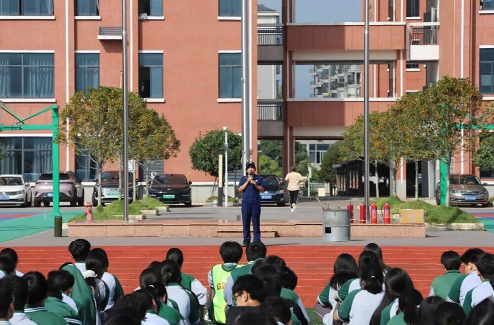 “实战” 筑牢校园安全防线 怀化市恒雅高级中学开展消防演练