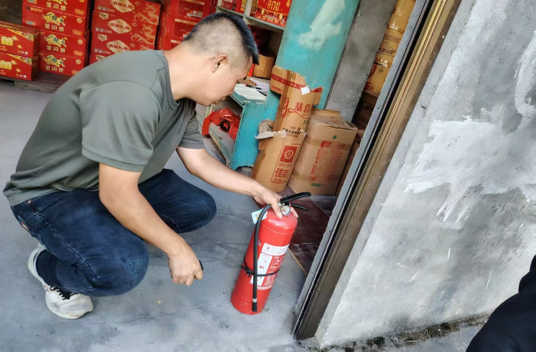 中方县铁坡镇开展“双节”前安全隐患排查