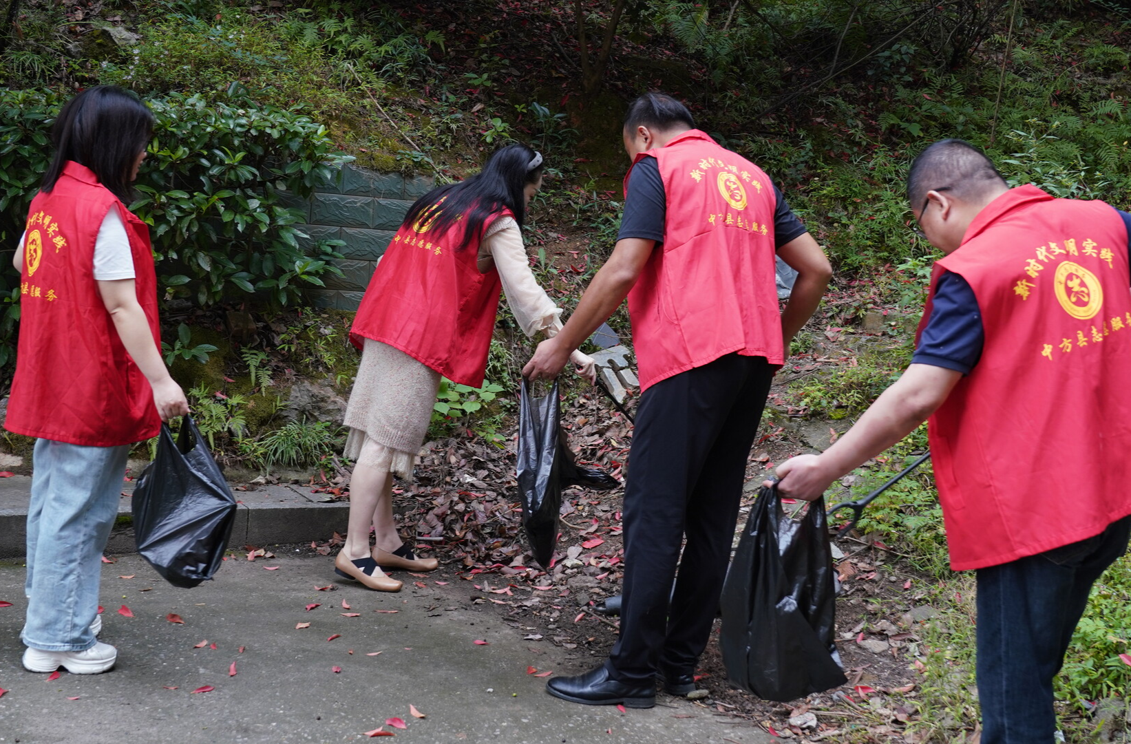 卫生清扫迎“双节” 中方县开展文明卫生清扫志愿服务