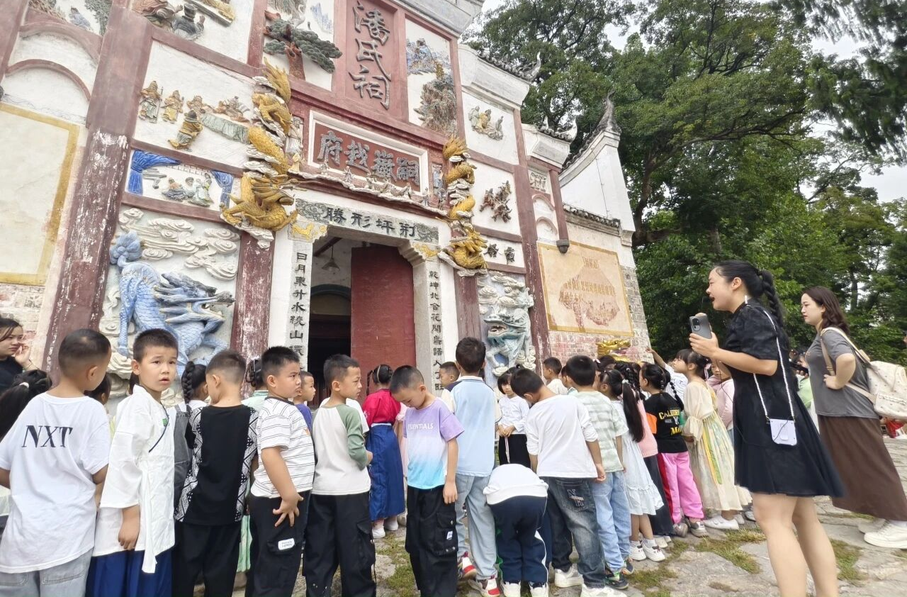 怀化学院云谷实验学校开展一、二年级“古韵荆坪”秋游实践活动