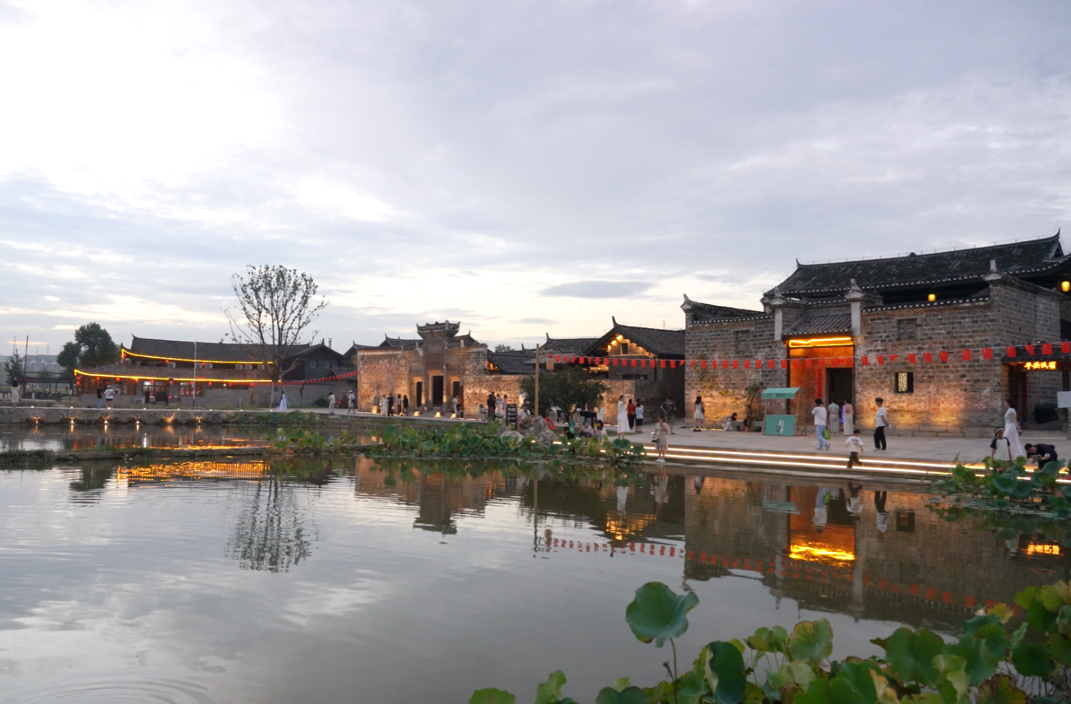 中方：荆坪古村4A级景区国庆假期首日客流火爆 