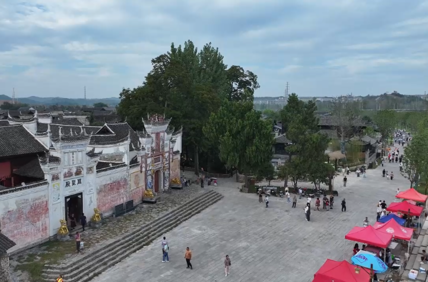 中方县荆坪古村持续火爆 日均游客超1.5万人次