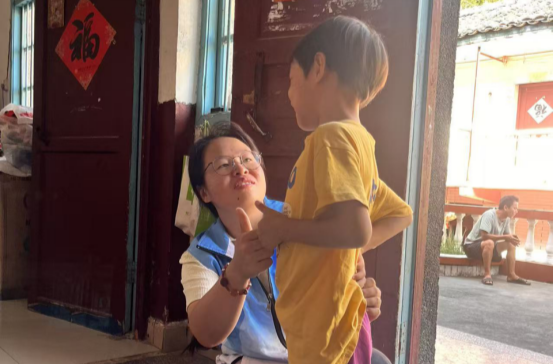 中方县：国庆探访暖童心，精准服务解民忧