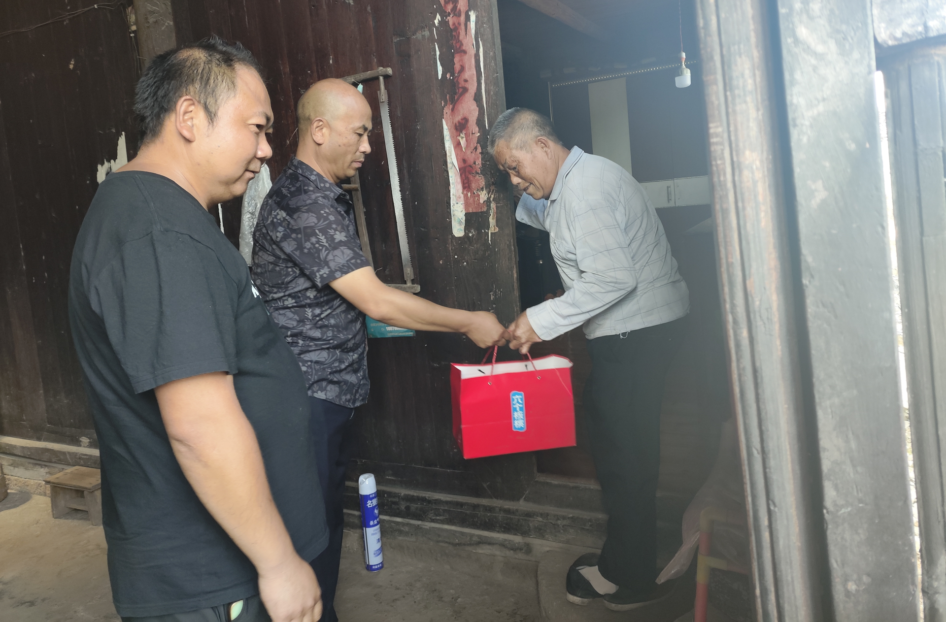 中方县铁坡镇开展“双节”期间走访慰问困难群众和老党员活动