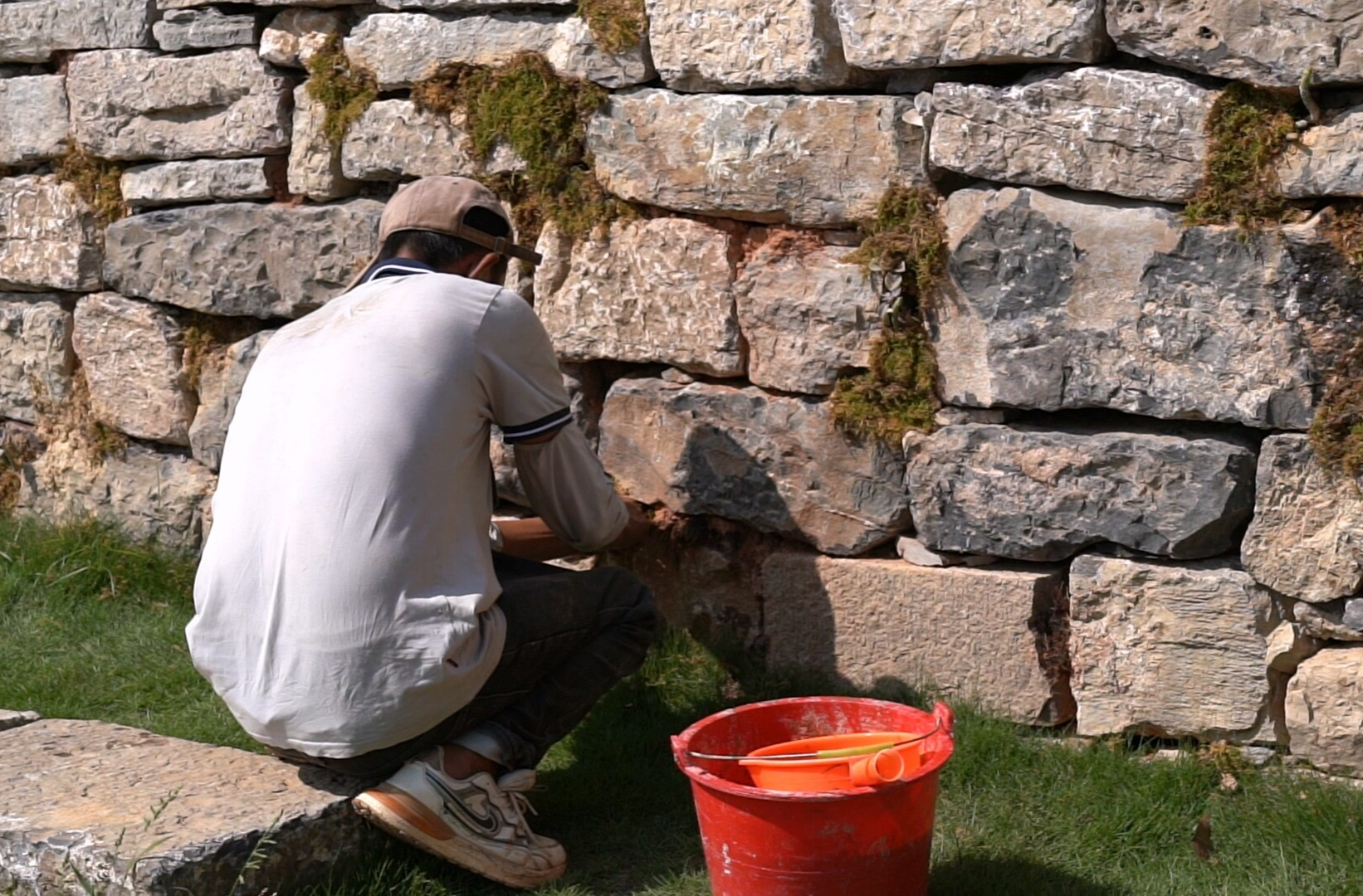 “让干净成为风景，让温暖成为口碑”——中方县荆坪古村一线工作者的“双节”坚守
