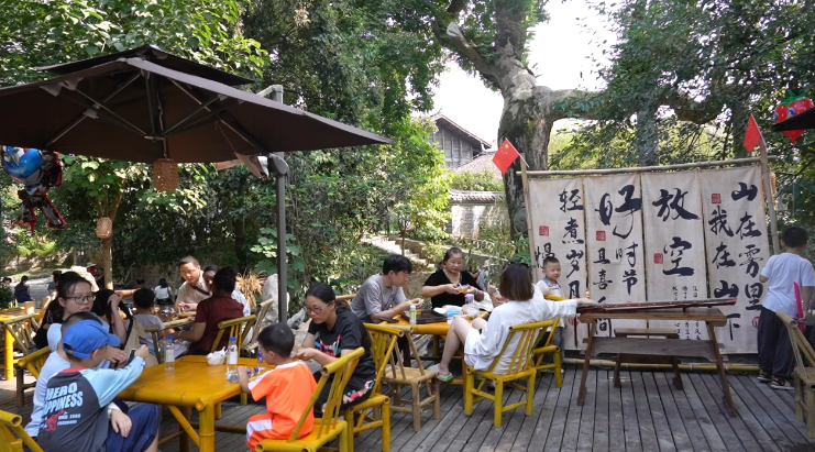 “双节”文旅热力迸发 中方县荆坪古村成 “流量引擎”