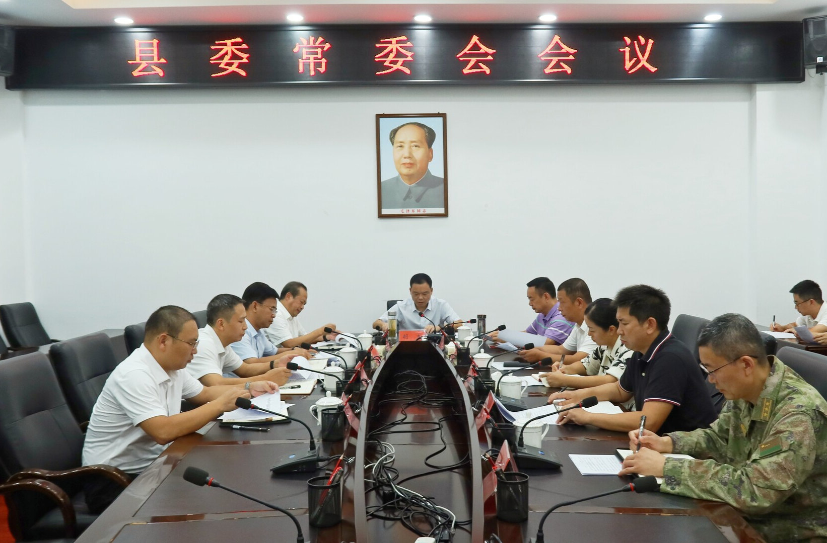 胡杰主持召开县委常委会会议