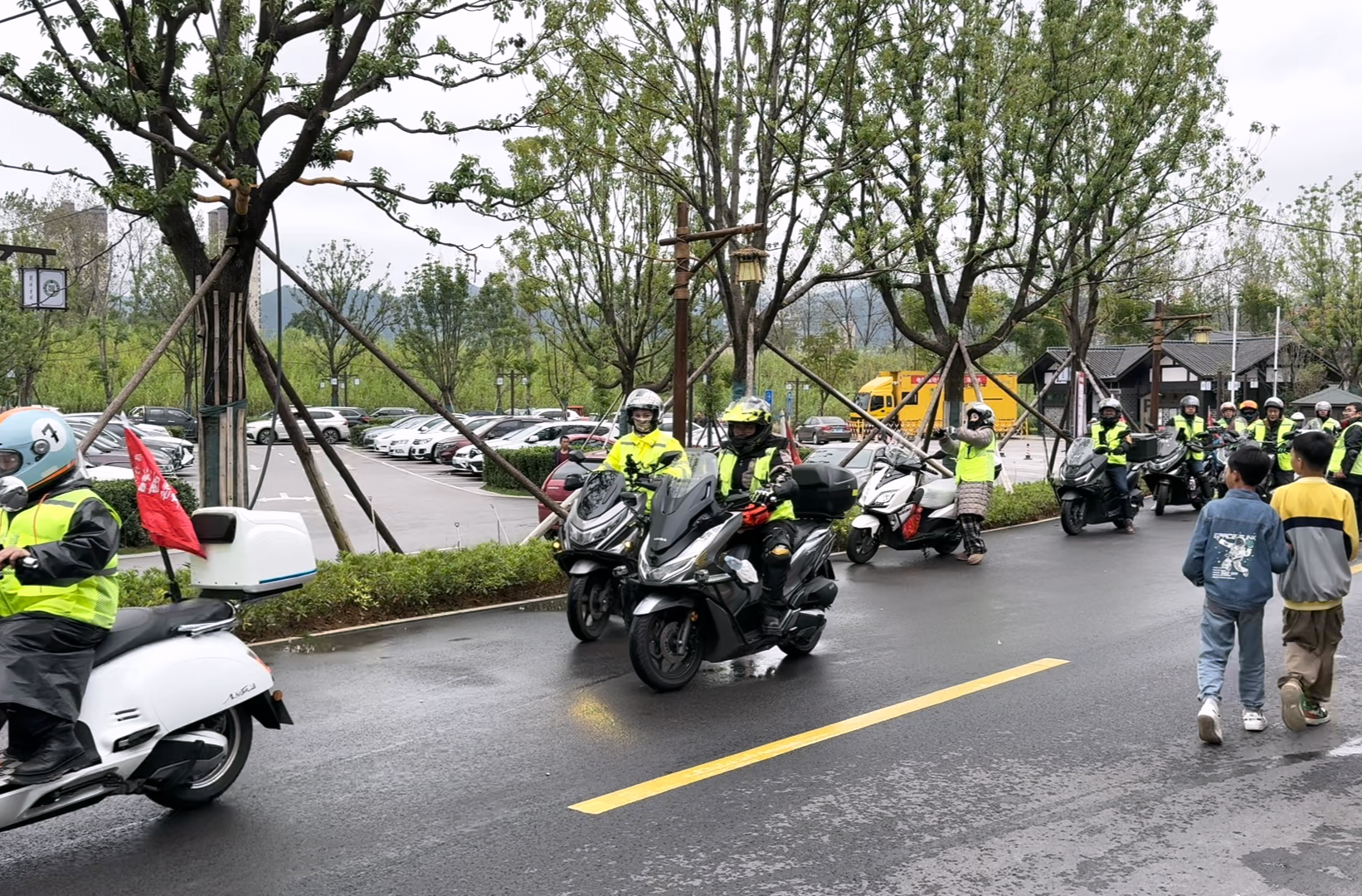 雨润荆坪客盈门！外地游客点赞荆坪古村
