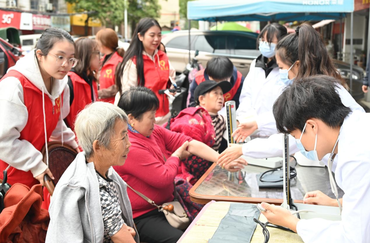 湖南医药学院师生到花桥镇开展志愿宣讲活动