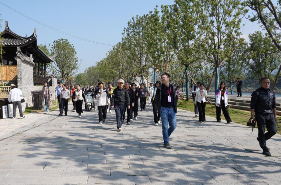 “名评名家湖湘汇”团队走进荆坪古村 沉浸式体验千年“活态”历史