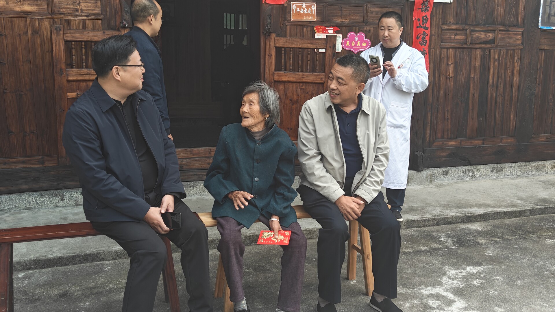 情暖重阳 致敬百岁荣光 中方县开展重阳节慰问百岁老人活动