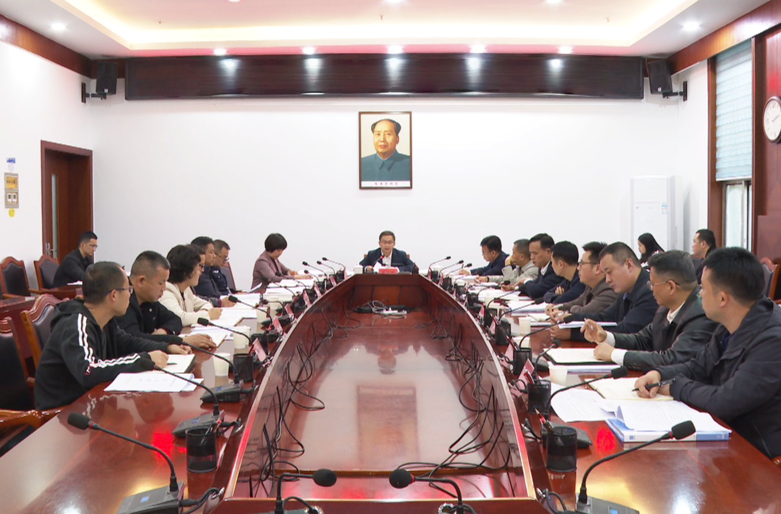 周华特主持召开县政府工作碰头会议