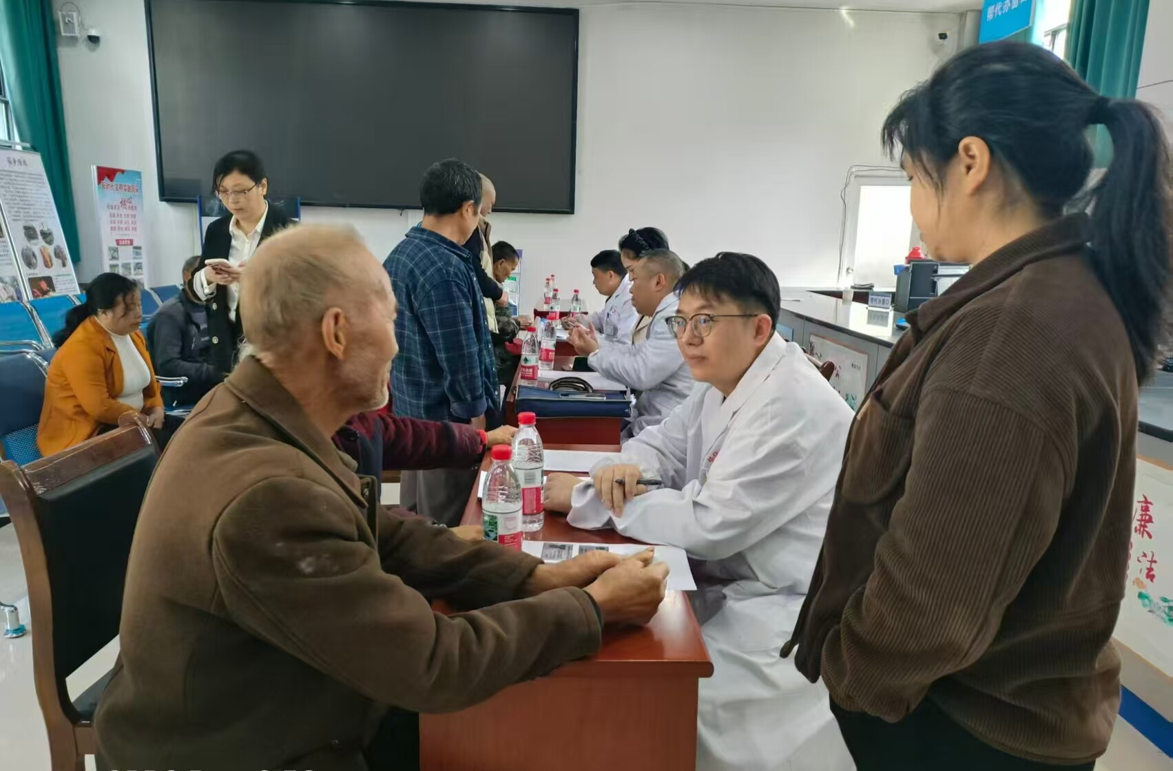 下乡送鉴解民忧 助残服务显温情 ——市脑科专家到蒿吉坪瑶族乡开展乡村振兴送健康服务