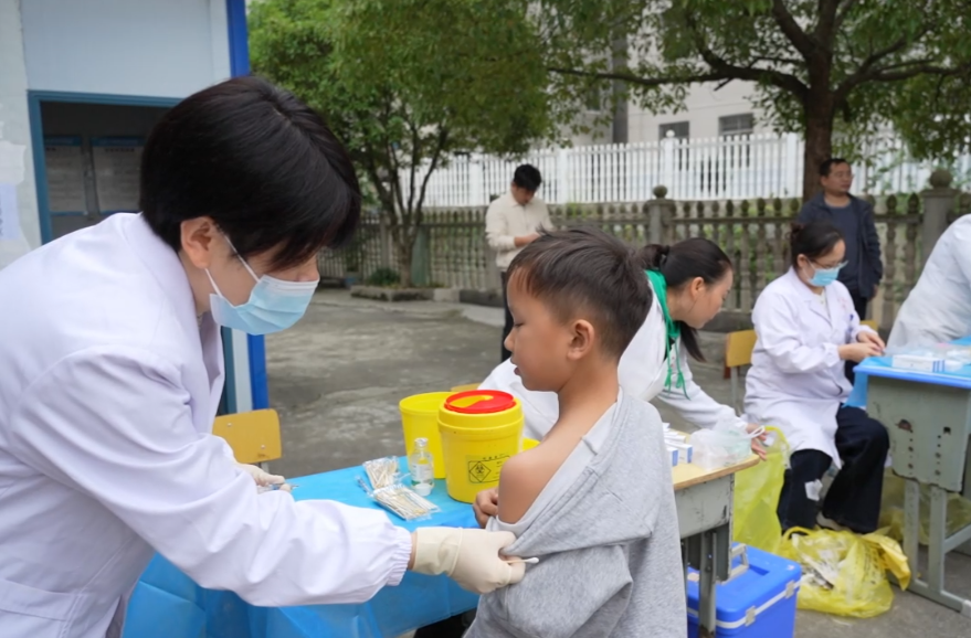 关爱“童”行——中方县桥上村开展免费接种疫苗活动