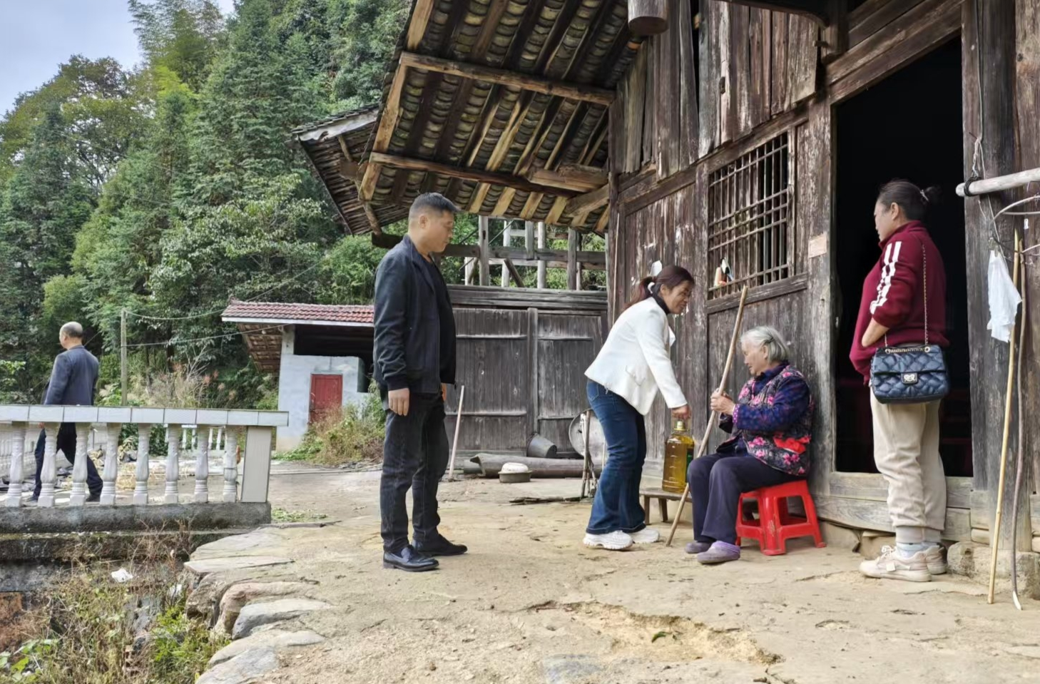 中方县铁坡镇：重阳共聚话温情