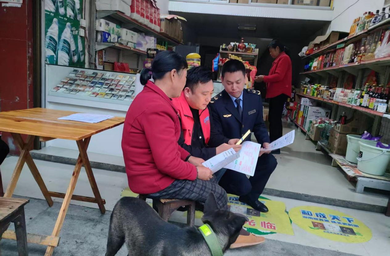 中方县主动上门 开展医保政策宣传