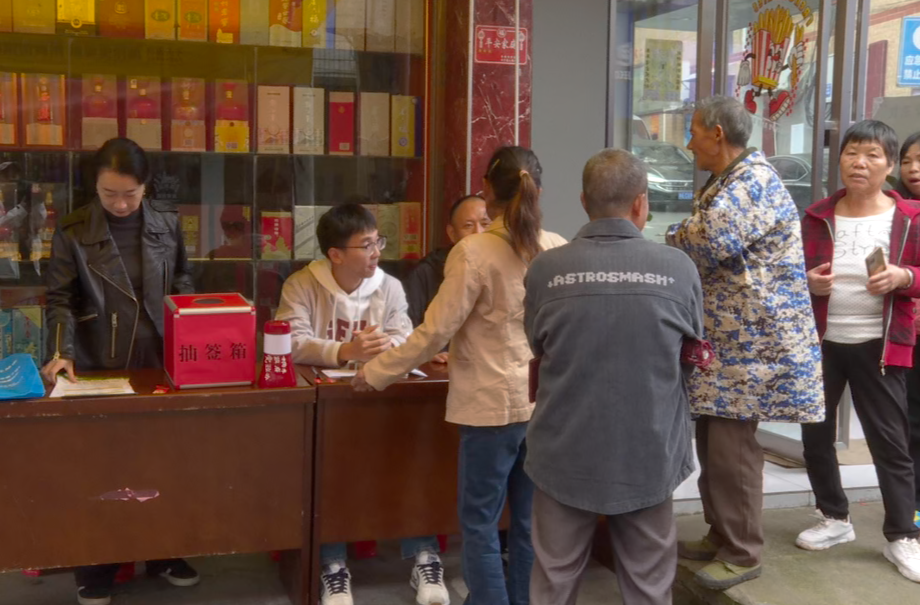 中方县医保局赶集"摆摊"讲政策 医保征缴添动力