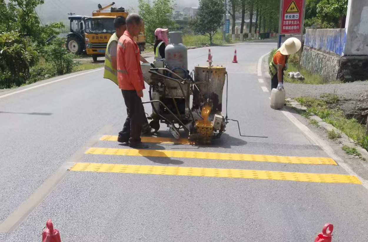 中方县：秋冬养护“不降温” 安全保畅“不打烊”