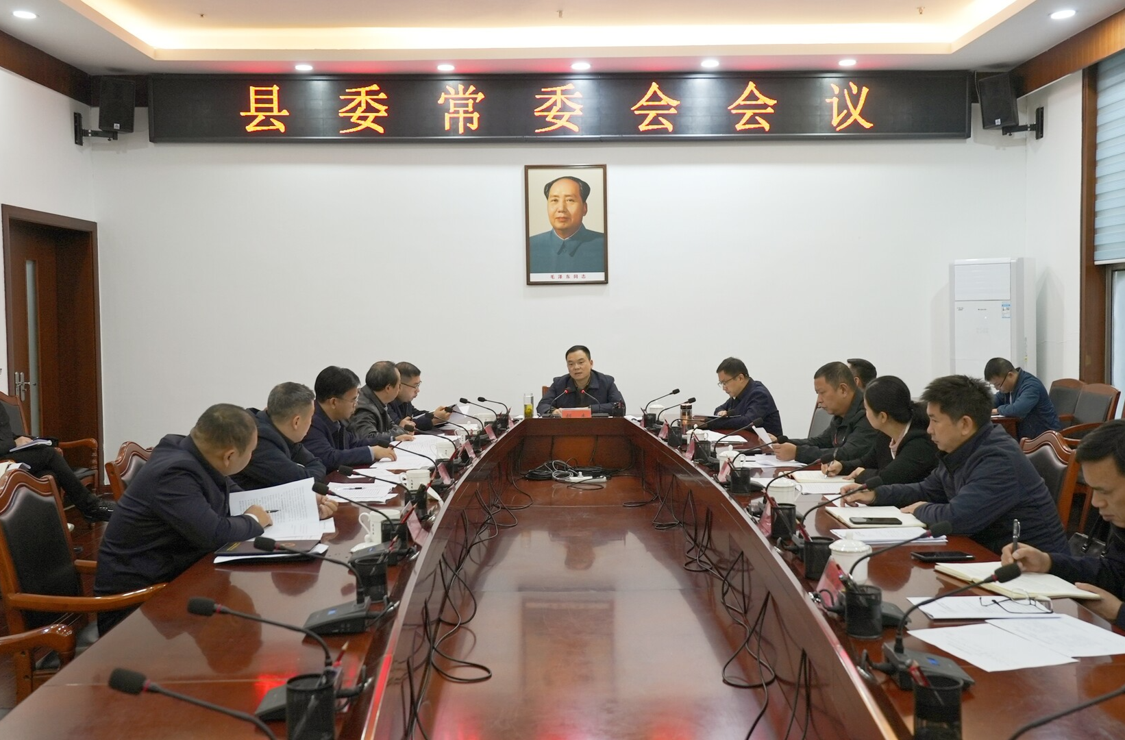 胡杰主持召开县委常委会会议