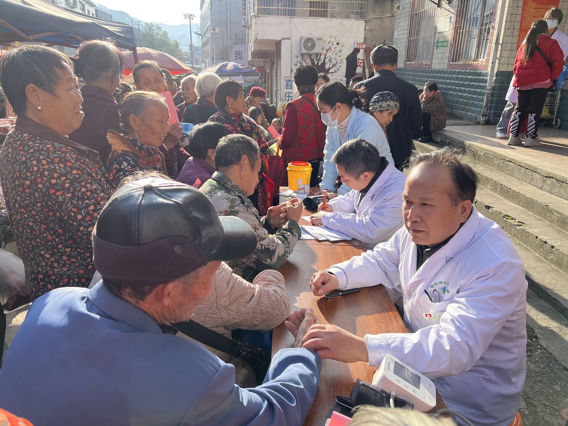 中方县：名医义诊暖民心 长期派驻强基层