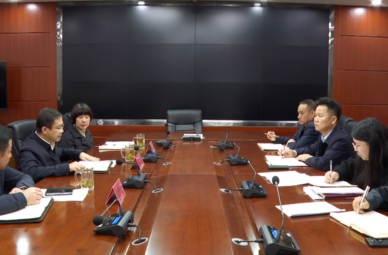 周华特在县水利局、县林业局、县农业农村局走访调研