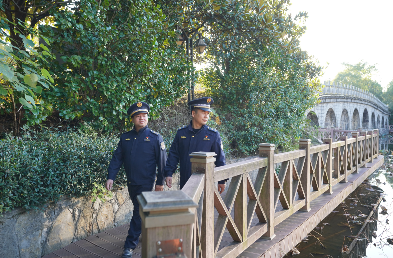 七旬老人落水遇险 中方县城管队员火速救援显担当